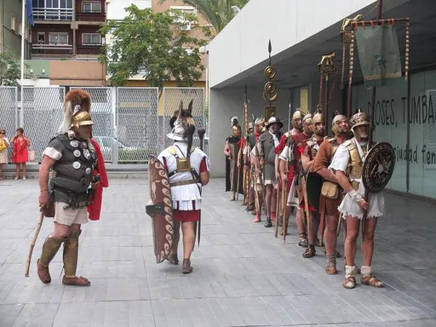 Más de un centenar de personas asistió a la representación de las Guerras Púnicas en el Museo de Almería.