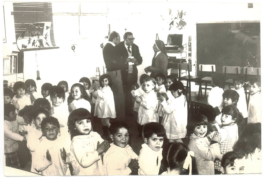 Niños del colegio Cristo de la Yedra bailan al ritmo de un tocadiscos con música infantil mientras su profesora habla con el redactor de este diario. Esta foto es de 1976