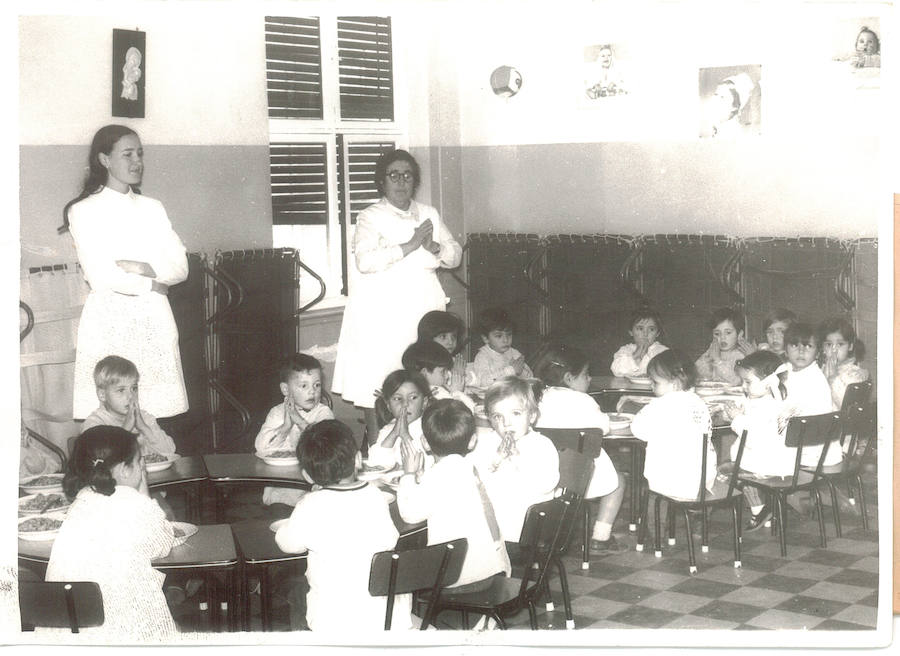 Hora del comedor. Los pequeños rezan antes del almuerzo