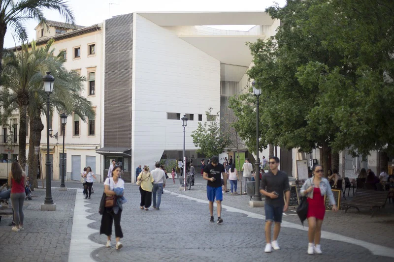 El Ayuntamiento prevé reformar la plaza de la Romanilla para hacer «amable y accesible» la entrada de turistas al Centro Lorca 