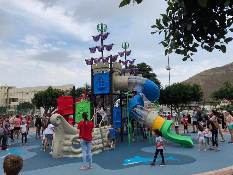 Albuñol acaba de estrenar un parque de 2.000 metros con columpios modernos, divididos por edades, con zona para bebés y otra para tomar un picnic