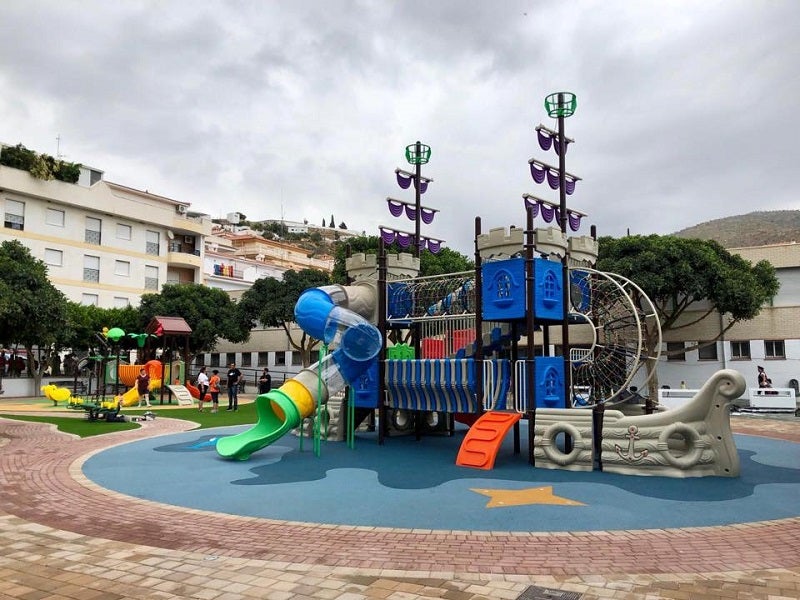 Albuñol acaba de estrenar un parque de 2.000 metros con columpios modernos, divididos por edades, con zona para bebés y otra para tomar un picnic