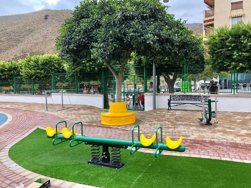 Albuñol acaba de estrenar un parque de 2.000 metros con columpios modernos, divididos por edades, con zona para bebés y otra para tomar un picnic