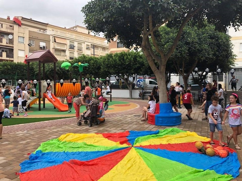 Albuñol acaba de estrenar un parque de 2.000 metros con columpios modernos, divididos por edades, con zona para bebés y otra para tomar un picnic
