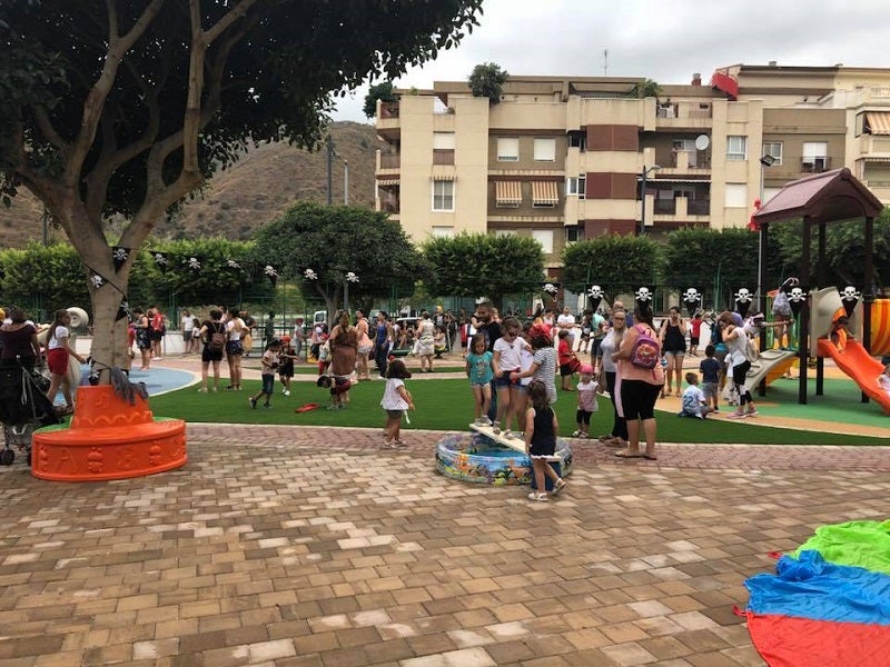 Albuñol acaba de estrenar un parque de 2.000 metros con columpios modernos, divididos por edades, con zona para bebés y otra para tomar un picnic