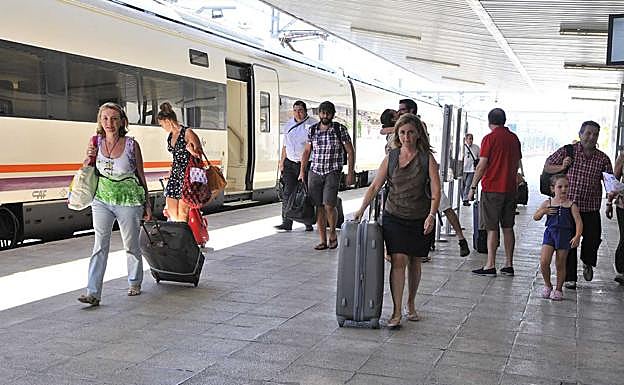 Viajeros en la Estación Linares-Baeza. 