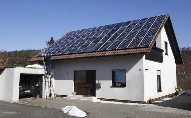 Instalación de paneles solares en el tejado de una casa unifamiliar de Coburg (Alemania).