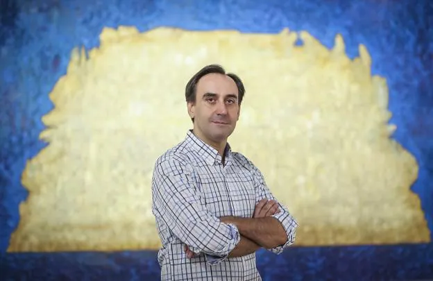 El pintor Miguel Ángel López posa delante de la obra más representativa de su exposición. 
