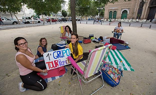 Seguidoras de Pablo Alborán hacen cola desde el pasado 6 de septiembre para el concierto del malagueño en Granada del día 22.