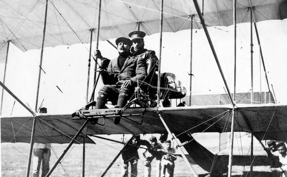 Herrera (detrás), con su instructor francés, en el curso que comenzó en Cuatro Vientos el 13 de marzo de 1911. 