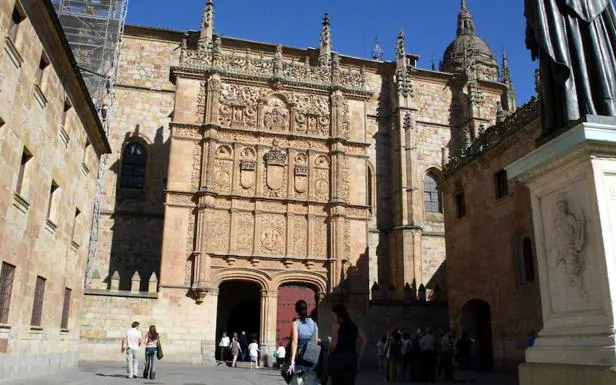 Fachada principal de la Universidad de Salamanca. 