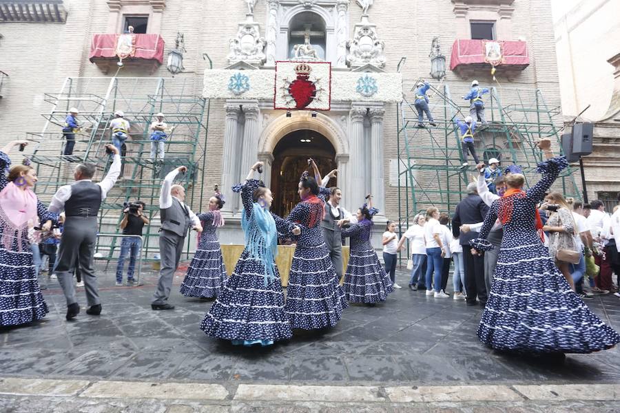 En la puerta de la basílica ya se han escuchado los primeros cantes y bailes de Granada a la Virgen de las Angustias