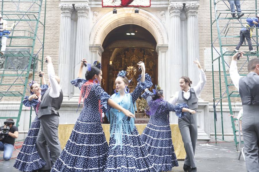 En la puerta de la basílica ya se han escuchado los primeros cantes y bailes de Granada a la Virgen de las Angustias