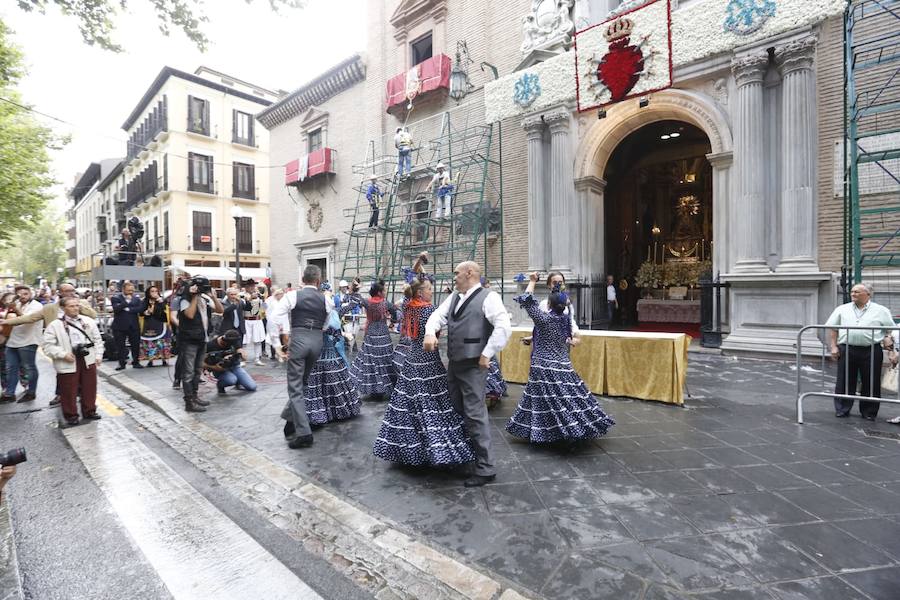 En la puerta de la basílica ya se han escuchado los primeros cantes y bailes de Granada a la Virgen de las Angustias