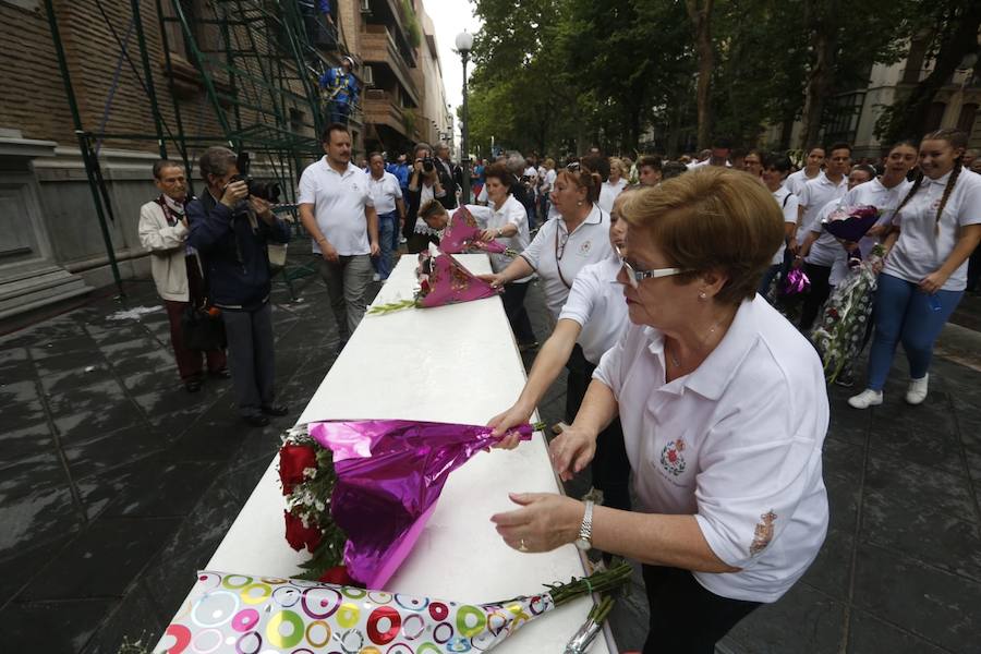 En la puerta de la basílica ya se han escuchado los primeros cantes y bailes de Granada a la Virgen de las Angustias