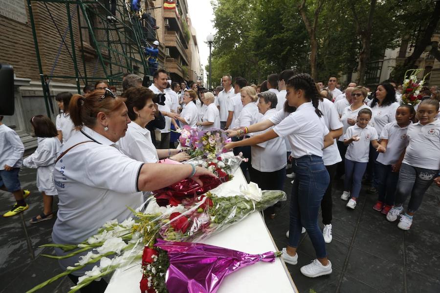 En la puerta de la basílica ya se han escuchado los primeros cantes y bailes de Granada a la Virgen de las Angustias