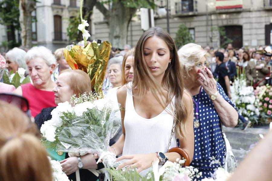 En la puerta de la basílica ya se han escuchado los primeros cantes y bailes de Granada a la Virgen de las Angustias