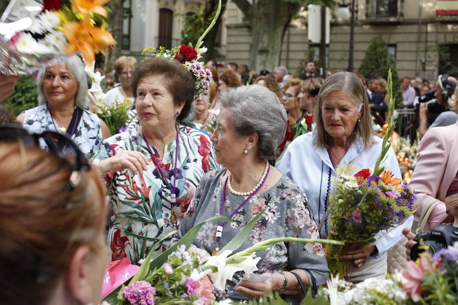 En la puerta de la basílica ya se han escuchado los primeros cantes y bailes de Granada a la Virgen de las Angustias