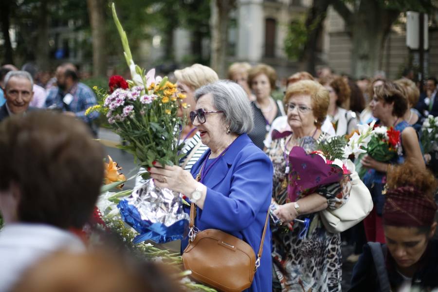 En la puerta de la basílica ya se han escuchado los primeros cantes y bailes de Granada a la Virgen de las Angustias