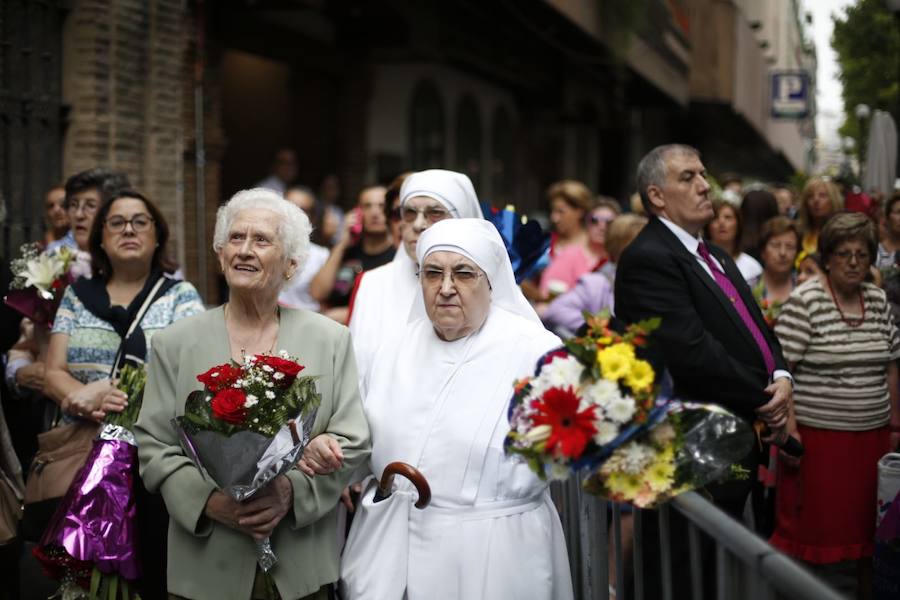 En la puerta de la basílica ya se han escuchado los primeros cantes y bailes de Granada a la Virgen de las Angustias