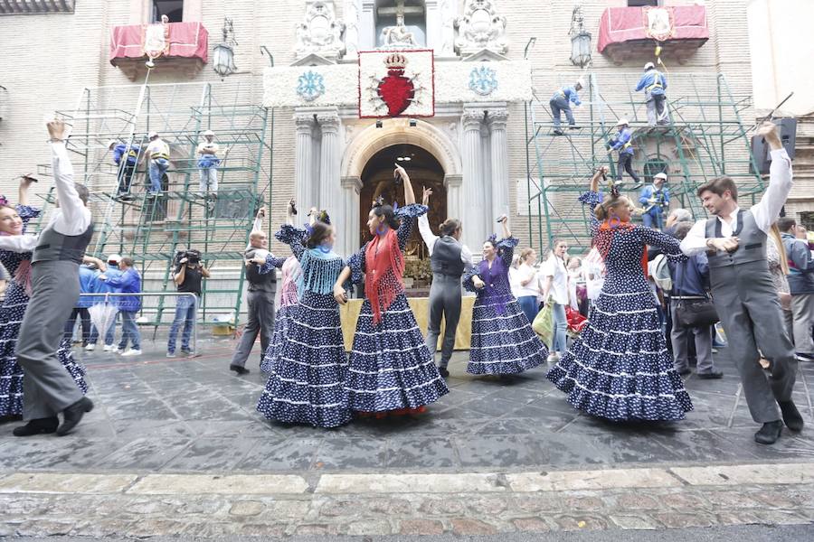 En la puerta de la basílica ya se han escuchado los primeros cantes y bailes de Granada a la Virgen de las Angustias