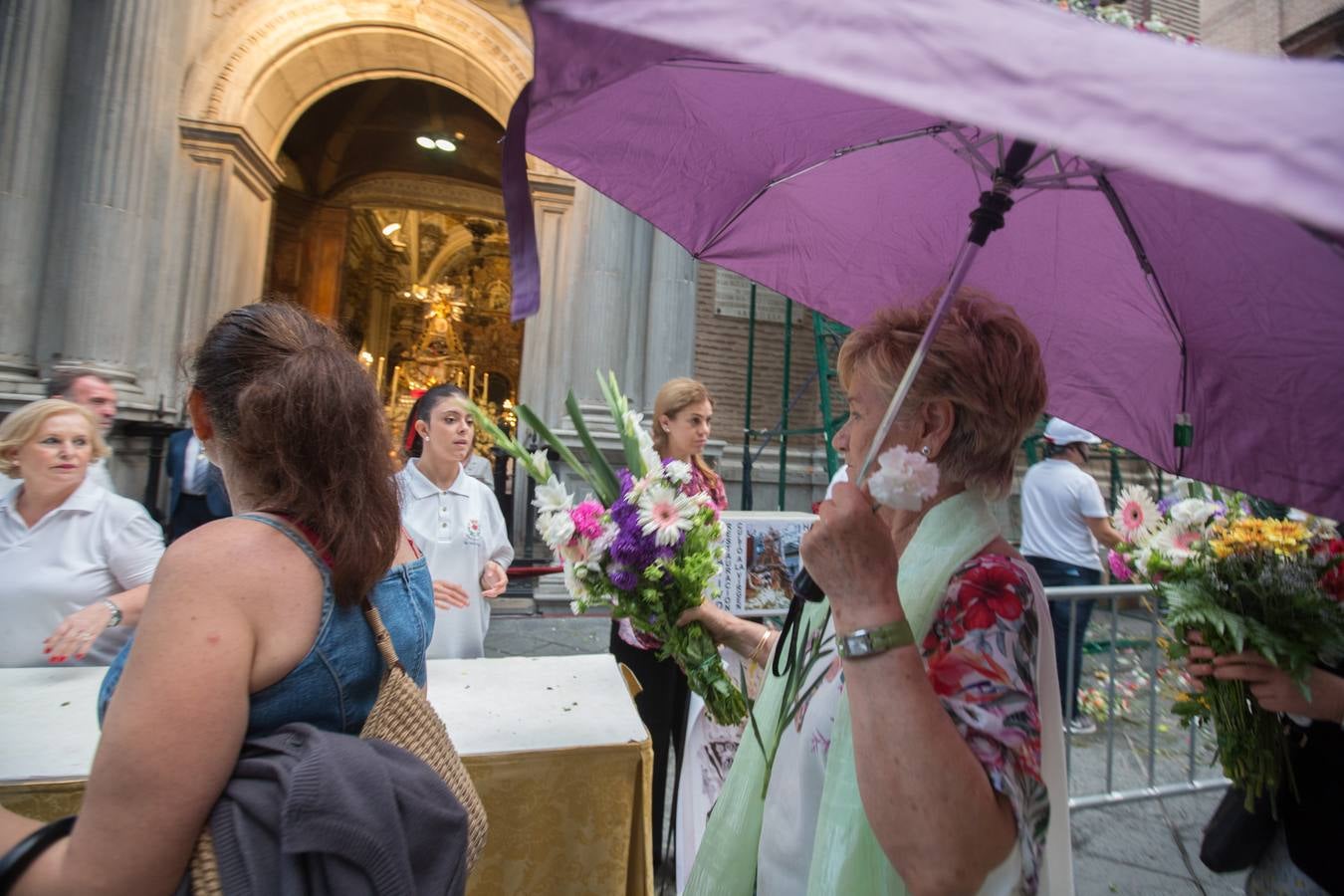 En la puerta de la basílica ya se han escuchado los primeros cantes y bailes de Granada a la Virgen de las Angustias