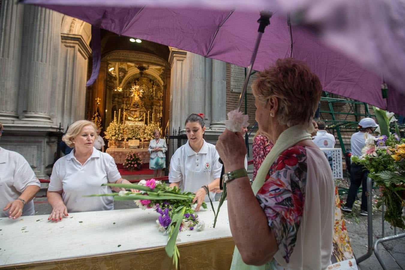 En la puerta de la basílica ya se han escuchado los primeros cantes y bailes de Granada a la Virgen de las Angustias