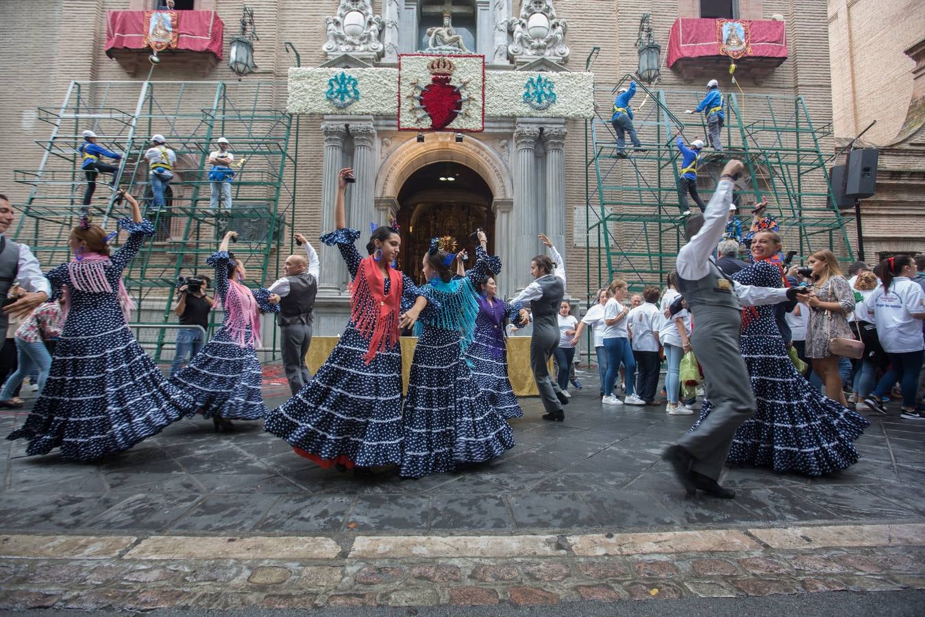 En la puerta de la basílica ya se han escuchado los primeros cantes y bailes de Granada a la Virgen de las Angustias