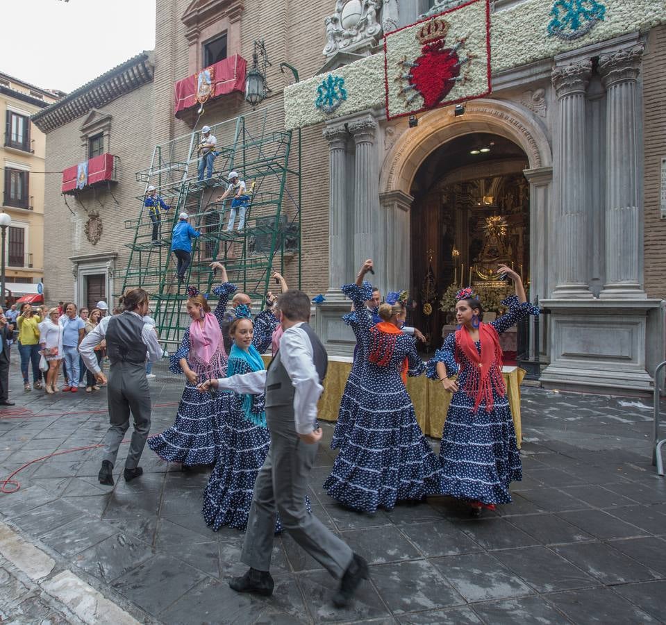 En la puerta de la basílica ya se han escuchado los primeros cantes y bailes de Granada a la Virgen de las Angustias