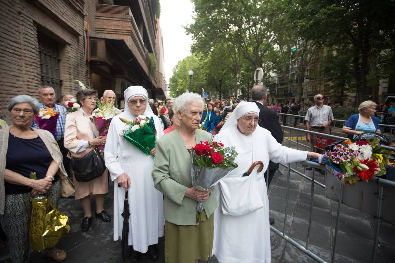 En la puerta de la basílica ya se han escuchado los primeros cantes y bailes de Granada a la Virgen de las Angustias