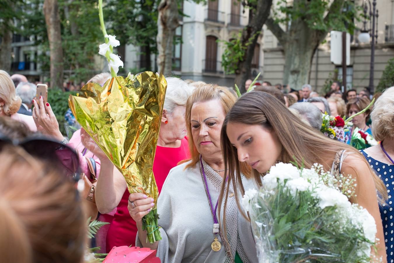 En la puerta de la basílica ya se han escuchado los primeros cantes y bailes de Granada a la Virgen de las Angustias