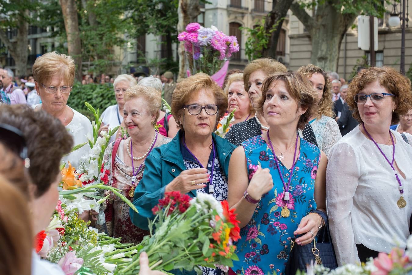 En la puerta de la basílica ya se han escuchado los primeros cantes y bailes de Granada a la Virgen de las Angustias