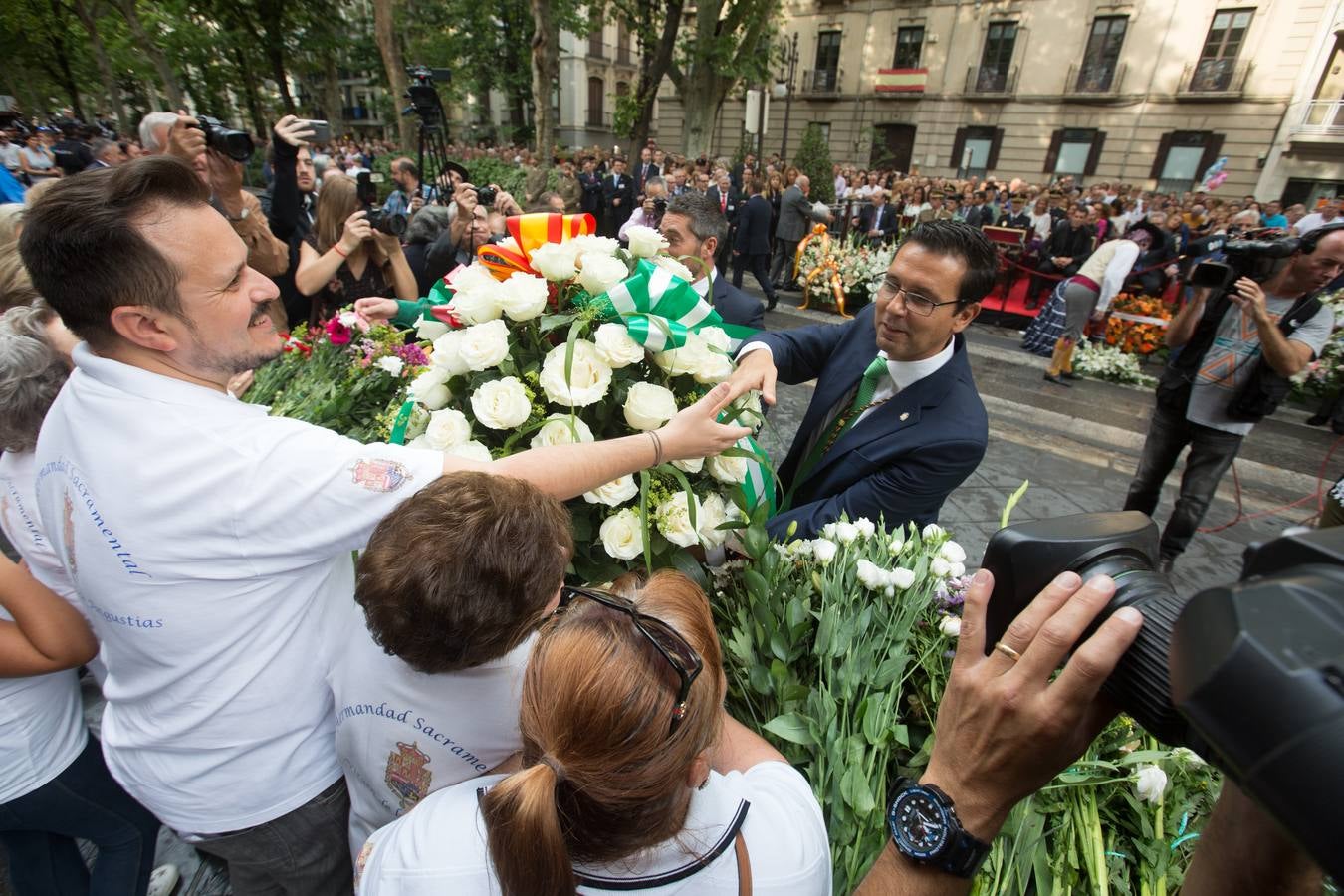 En la puerta de la basílica ya se han escuchado los primeros cantes y bailes de Granada a la Virgen de las Angustias