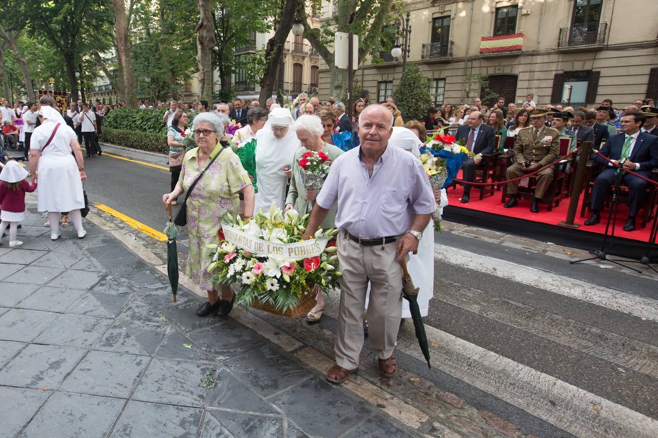 En la puerta de la basílica ya se han escuchado los primeros cantes y bailes de Granada a la Virgen de las Angustias