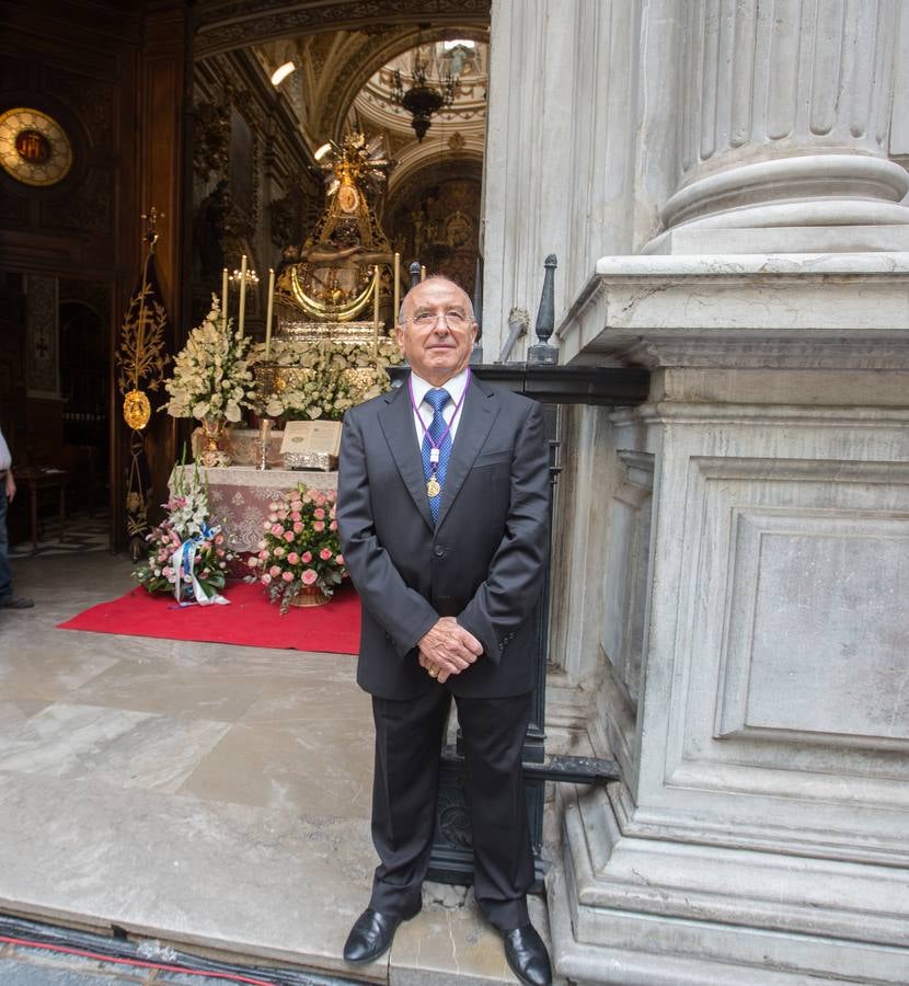 En la puerta de la basílica ya se han escuchado los primeros cantes y bailes de Granada a la Virgen de las Angustias