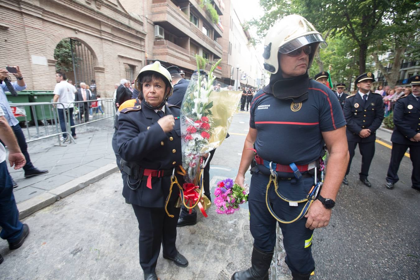 En la puerta de la basílica ya se han escuchado los primeros cantes y bailes de Granada a la Virgen de las Angustias