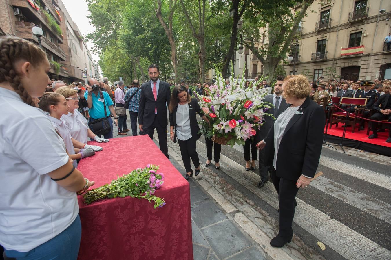 En la puerta de la basílica ya se han escuchado los primeros cantes y bailes de Granada a la Virgen de las Angustias