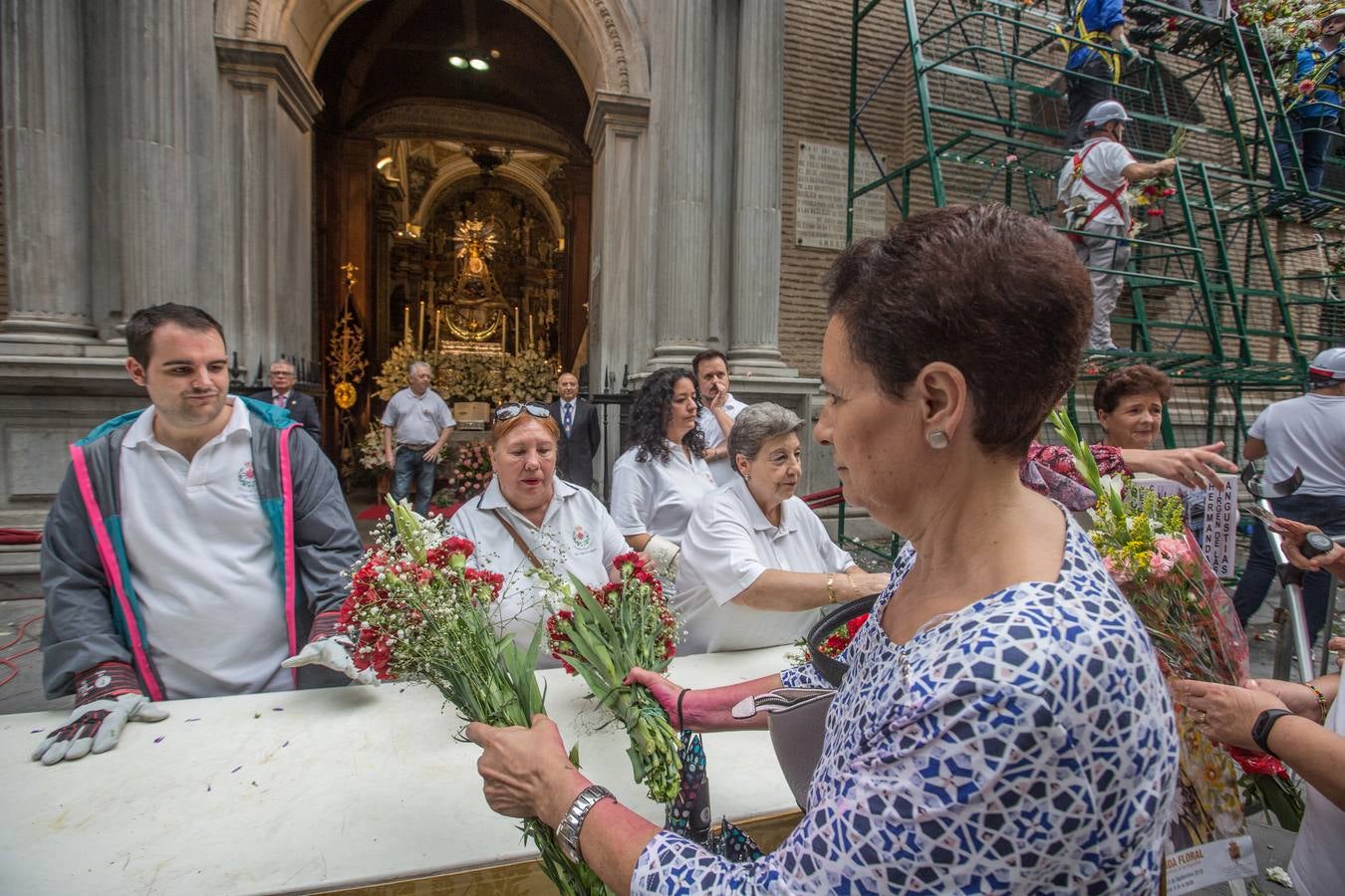 En la puerta de la basílica ya se han escuchado los primeros cantes y bailes de Granada a la Virgen de las Angustias