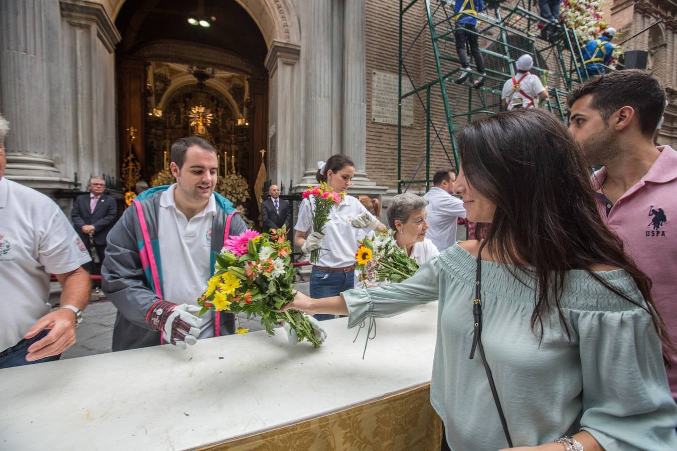 En la puerta de la basílica ya se han escuchado los primeros cantes y bailes de Granada a la Virgen de las Angustias