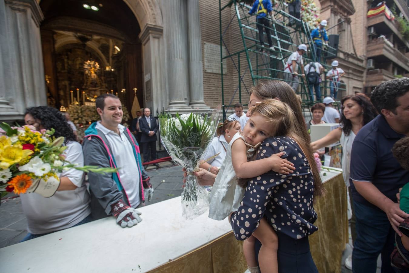 En la puerta de la basílica ya se han escuchado los primeros cantes y bailes de Granada a la Virgen de las Angustias