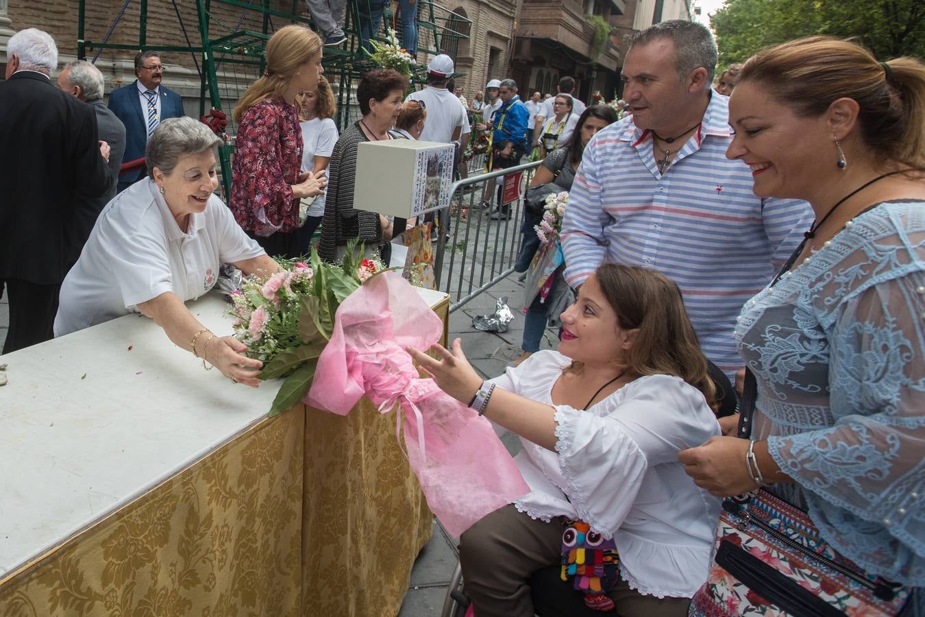 En la puerta de la basílica ya se han escuchado los primeros cantes y bailes de Granada a la Virgen de las Angustias