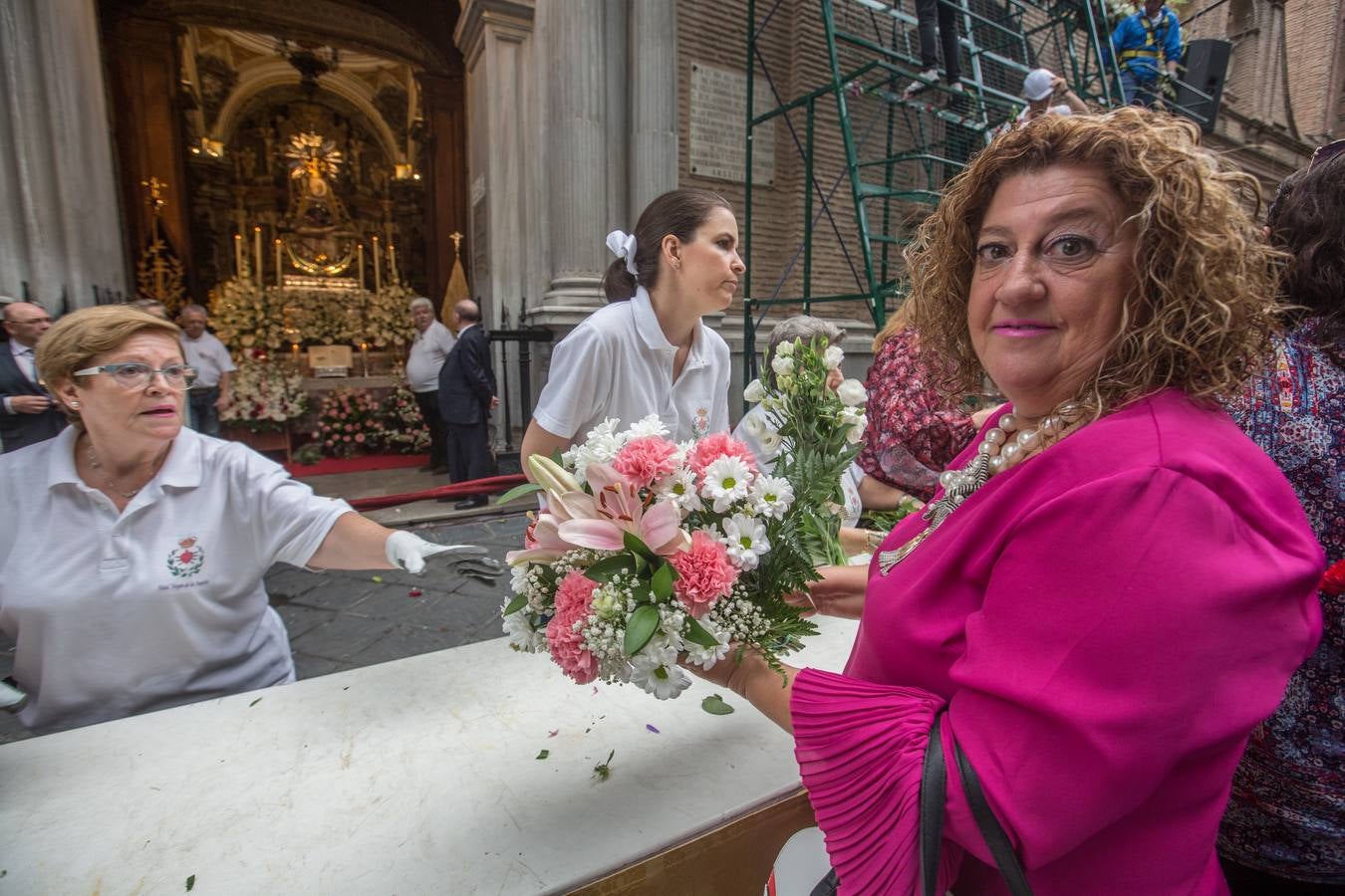 En la puerta de la basílica ya se han escuchado los primeros cantes y bailes de Granada a la Virgen de las Angustias