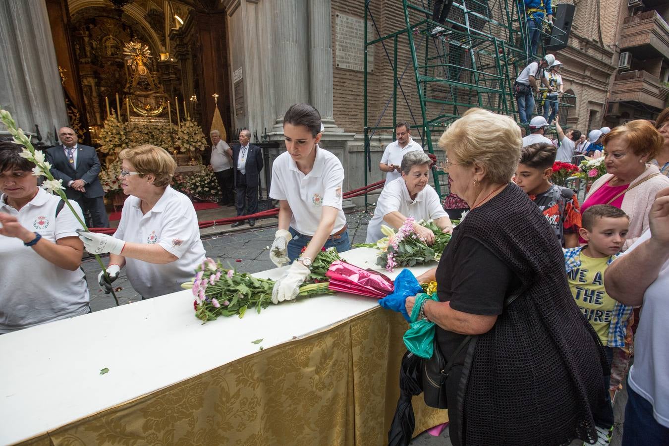 En la puerta de la basílica ya se han escuchado los primeros cantes y bailes de Granada a la Virgen de las Angustias