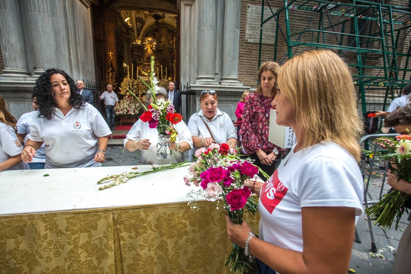 En la puerta de la basílica ya se han escuchado los primeros cantes y bailes de Granada a la Virgen de las Angustias