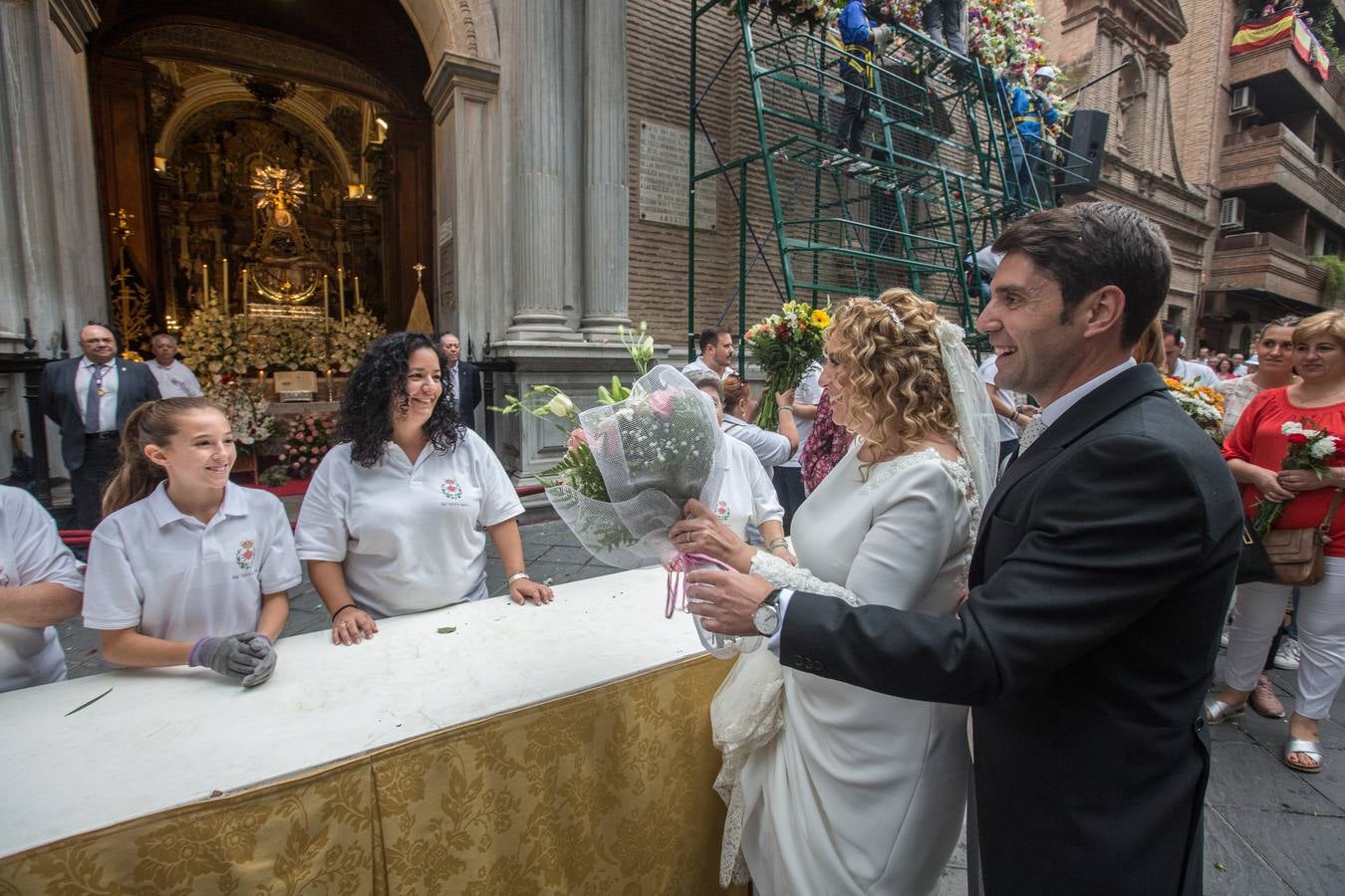 En la puerta de la basílica ya se han escuchado los primeros cantes y bailes de Granada a la Virgen de las Angustias