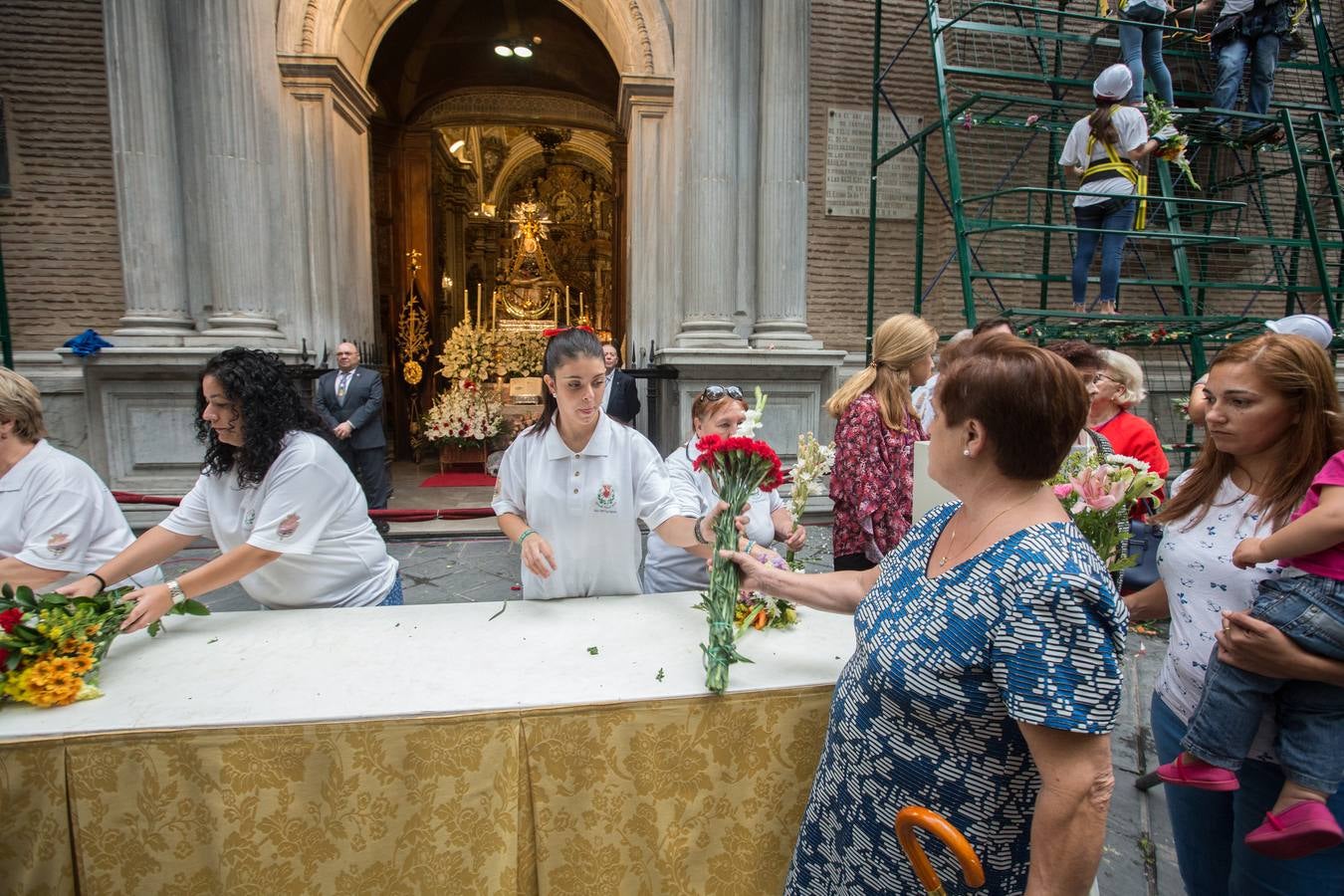 En la puerta de la basílica ya se han escuchado los primeros cantes y bailes de Granada a la Virgen de las Angustias