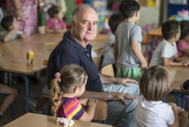 Cecilio Martín, rodeado de críos en una de las aulas del CEIP Atalaya. 