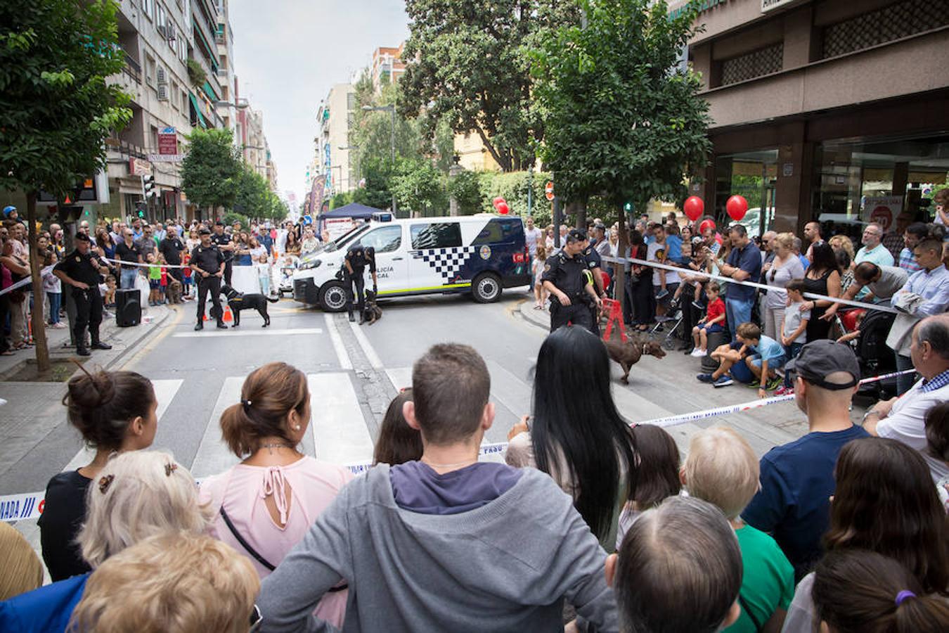 Miles de personas 'toman' la calle, cortada al tráfico, y disfrutran de actividades como demostraciones de perros de la Unidad Canina de la Policía Local