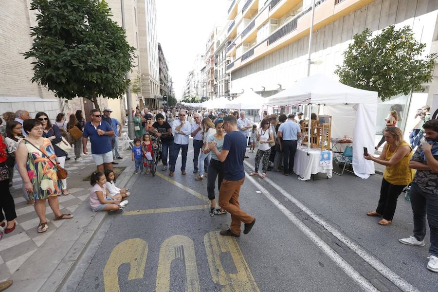 Miles de personas 'toman' la calle, cortada al tráfico, y disfrutran de actividades como demostraciones de perros de la Unidad Canina de la Policía Local