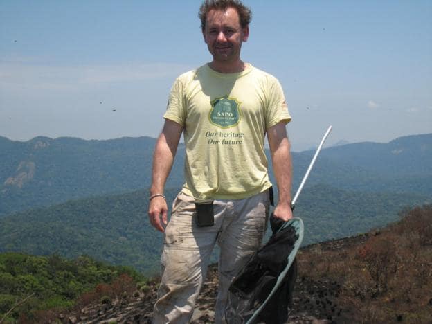 Monte Mabu. El británico Julian Bayliss, armado de cazamariposas, explora el primero de sus hallazgos en Mozambique. :: j. bayliss